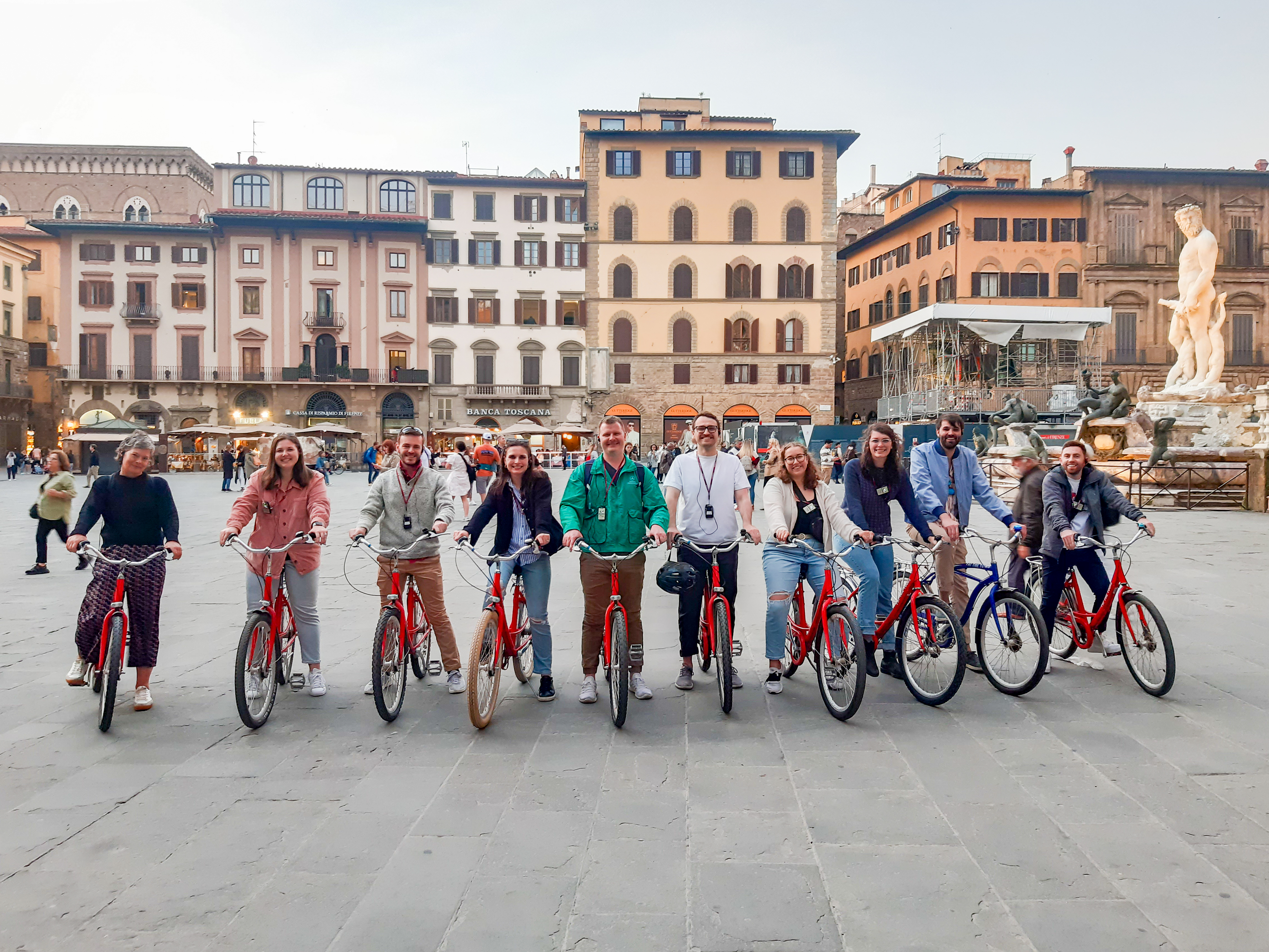 Florence at Night Bike Tour with Wine and Aperitivo Picnic Included